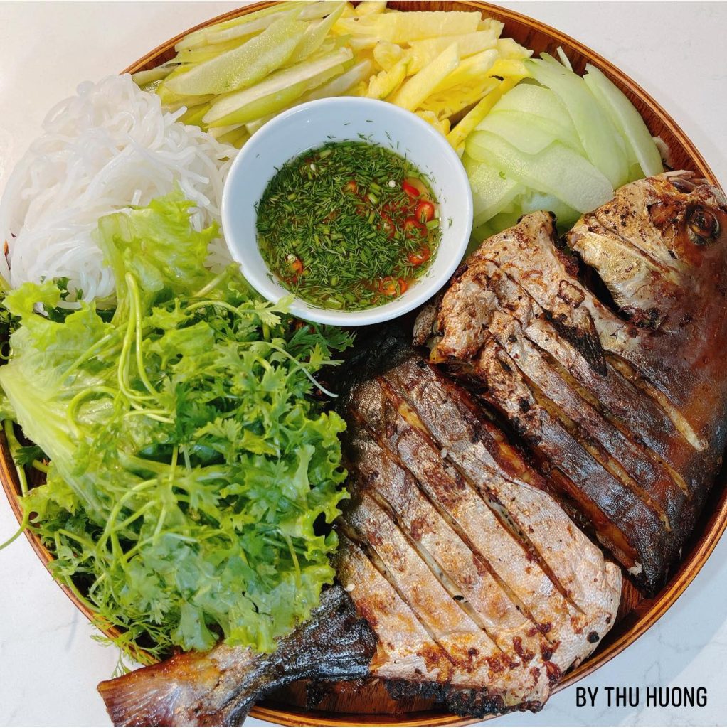 cá biển cuốn bánh tráng